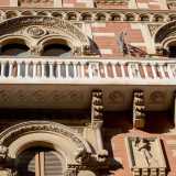 ...parapetti e rilievi sono decorati e le colonnine paiono di granito rosa